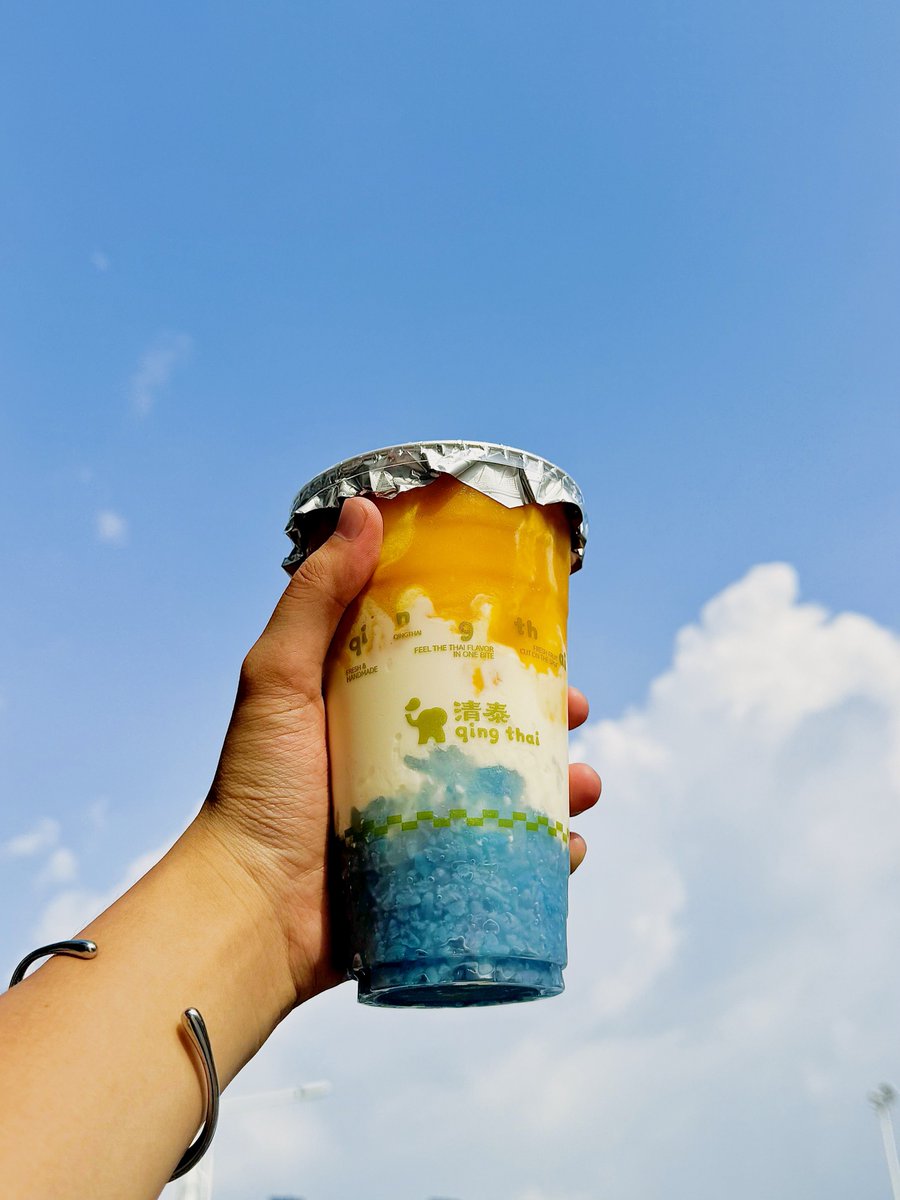hairherolaude's tweet image. Savoring the crispy, tangy Thai Mango Sticky Rice! Sweet ripe mango + coconut-infused rice = summer in a bowl. Perfect sweet-savory bite—who’s craving this tropical treat  #ThaiFood #TropicalEats