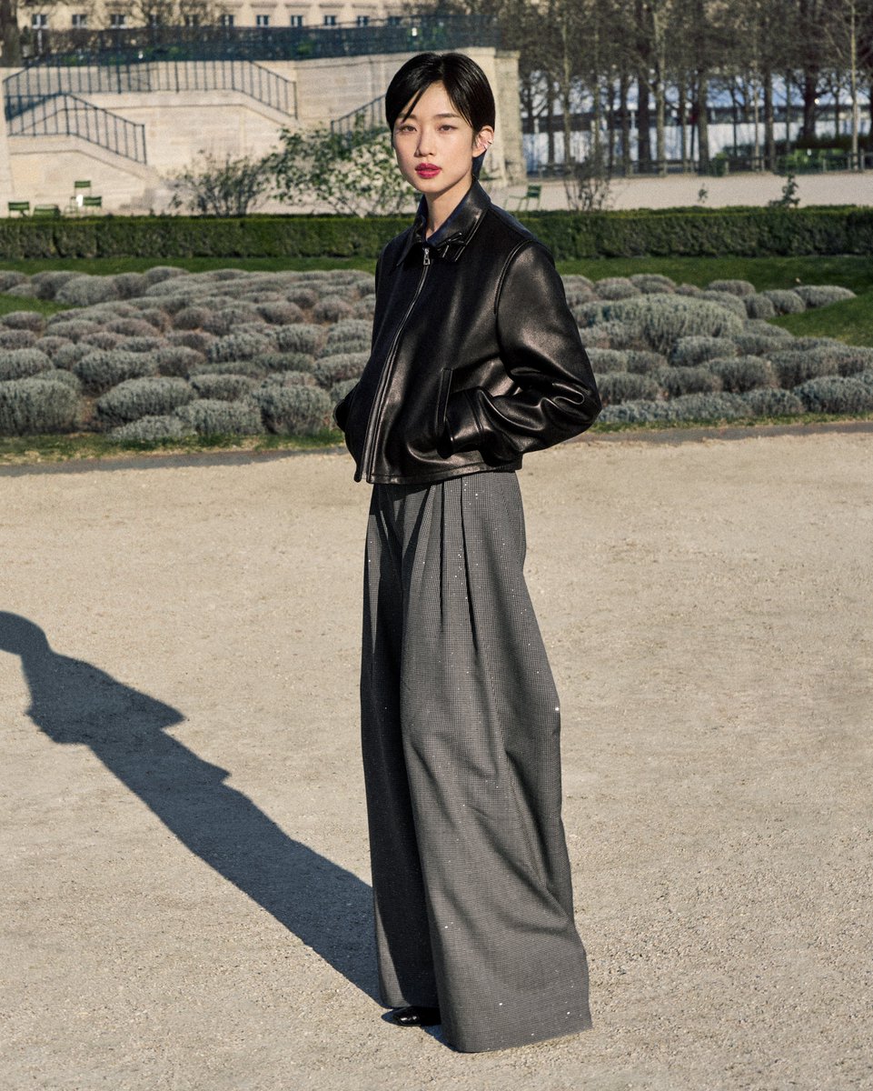 DIORJP's tweet photo. 河合優実が、ジョナサン・アンダーソンが手掛けるディオールのコレクションのグローバル アンバサダーに就任。

映画やドラマでひときわ存在感を放つ河合優実の真実味あふれる表現力と飾らない美しさ、真摯な姿勢が、新たなディオールの世界観と鮮やかに響き合います。これからの活躍にもご注目ください。