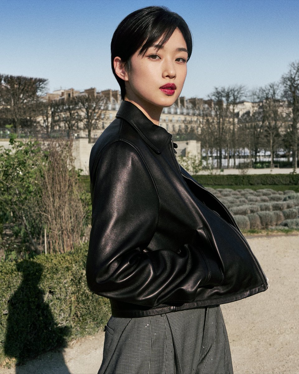 DIORJP's tweet photo. 河合優実が、ジョナサン・アンダーソンが手掛けるディオールのコレクションのグローバル アンバサダーに就任。

映画やドラマでひときわ存在感を放つ河合優実の真実味あふれる表現力と飾らない美しさ、真摯な姿勢が、新たなディオールの世界観と鮮やかに響き合います。これからの活躍にもご注目ください。