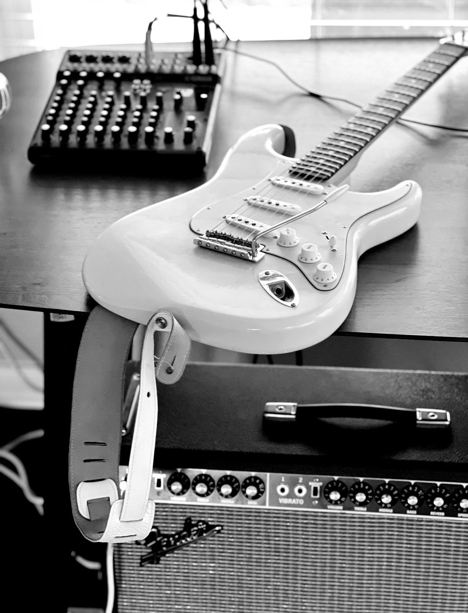 miradasurfs's tweet image. Every guitarist has a spot where thoughts into sound…
#guitar 🤘