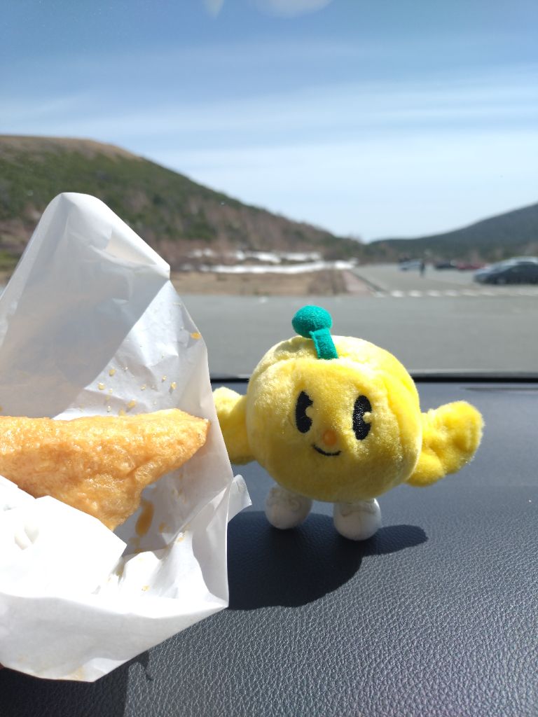 FromKibitan's tweet image. 浄土平レストハウスで、ときん揚げを食べたよ！甘いゆず味噌味でおいしかったよ！
#福島県　#Fukushima #Japan #キビタン  #福島県公式キャラクター　#ときん揚げ