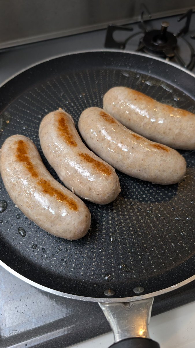 業務スーパーの生フランクを玉ねぎとビールで煮て焼いたらめちゃくちゃ美味いよ！
※作り方はフォロワーさんから教えてもらいました✨️