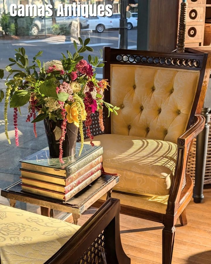 LadduMittha's tweet image. Chippi Chix is in the big window display for the month of August with a delectable moody floral inspired scene! 🌹 Enjoy this glimpse of the fantastic vintage treasures she has thoughtfully curated to pull this beautiful display together! 😍

#moody #floral #antiquestore