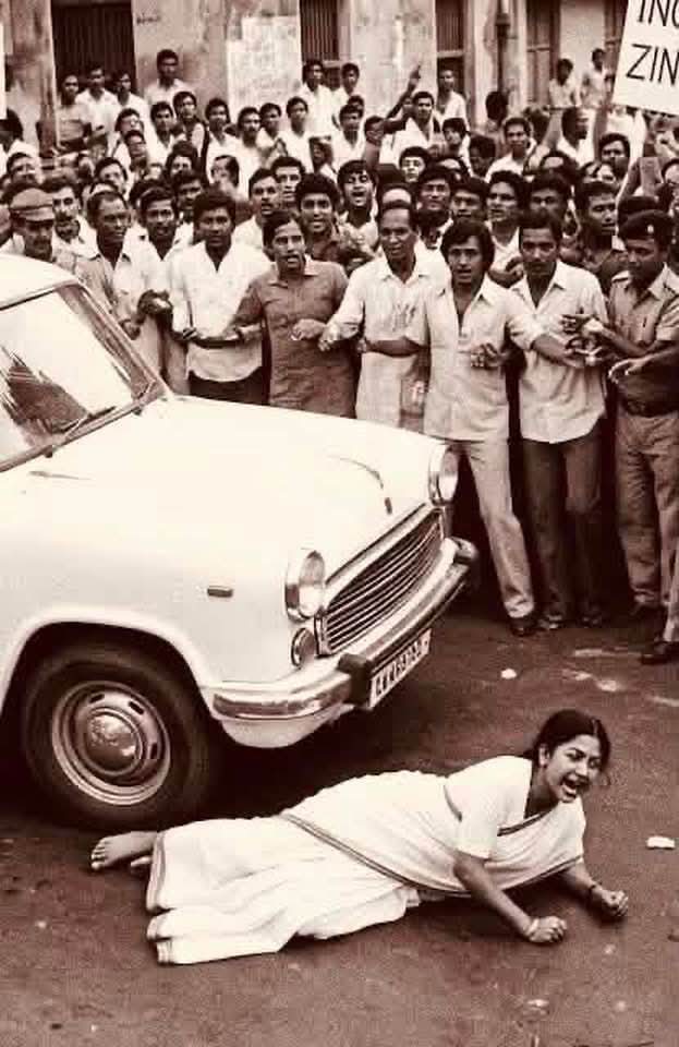 सड़क से सत्ता तक के "संघर्ष का नाम है ममता बनर्जी..✨

साल 1977 में देशभर में जेपी यानि जयप्रकाश नारायण का आंदोलन उफान पर था, और निशाने पर थीं इंदिरा गांधी, जब उनका काफिला कलकत्ता पहुंचा, तो एक 22 साल की लड़की उनका विरोध करती हुई अचानक उनकी गाड़ी के सामने लेट गई। यह सिर्फ विरोध