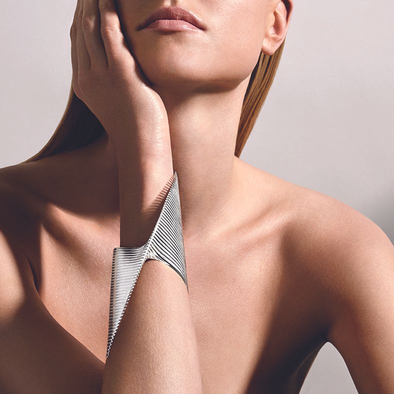 Monica_FdB's tweet image. ◾ Se admiten regalos 😜 #ArquitecturayModa

Pulsera diseñada por Zaha Hadid para Georg Jensen | 2️⃣0️⃣1️⃣6️⃣

#arquitectura #architecture #archilovers #design #diseño #galicia #pontevedra #fashionista