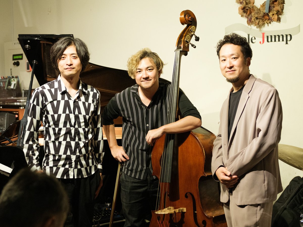 applejump2009's tweet photo. Live Photo 林祐市(piano)　出宮寛之(bass)　木村紘(drums)
2019年にスタートした、名古屋在住の林さんのトリオライブでした。
又のお越しを楽しみにしております。 https://t.co/fN8qH4THI7