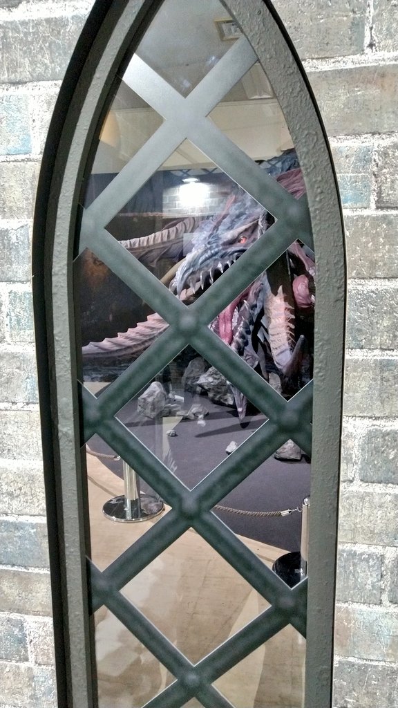 CharibertAtomos's tweet photo. #光の戦士の軌跡展
無論パネル展示も観たケド、アタシは「見せ方の方」に目が行ったわネェ…。
舞い上がる冒険録、窓越しのニーズヘッグ、吊るされた発言、星見の間の扉の簾…イイ…実にイイッ！
撮影不可のあれこれももっとイイッ！！ https://t.co/YW4afkw5MF