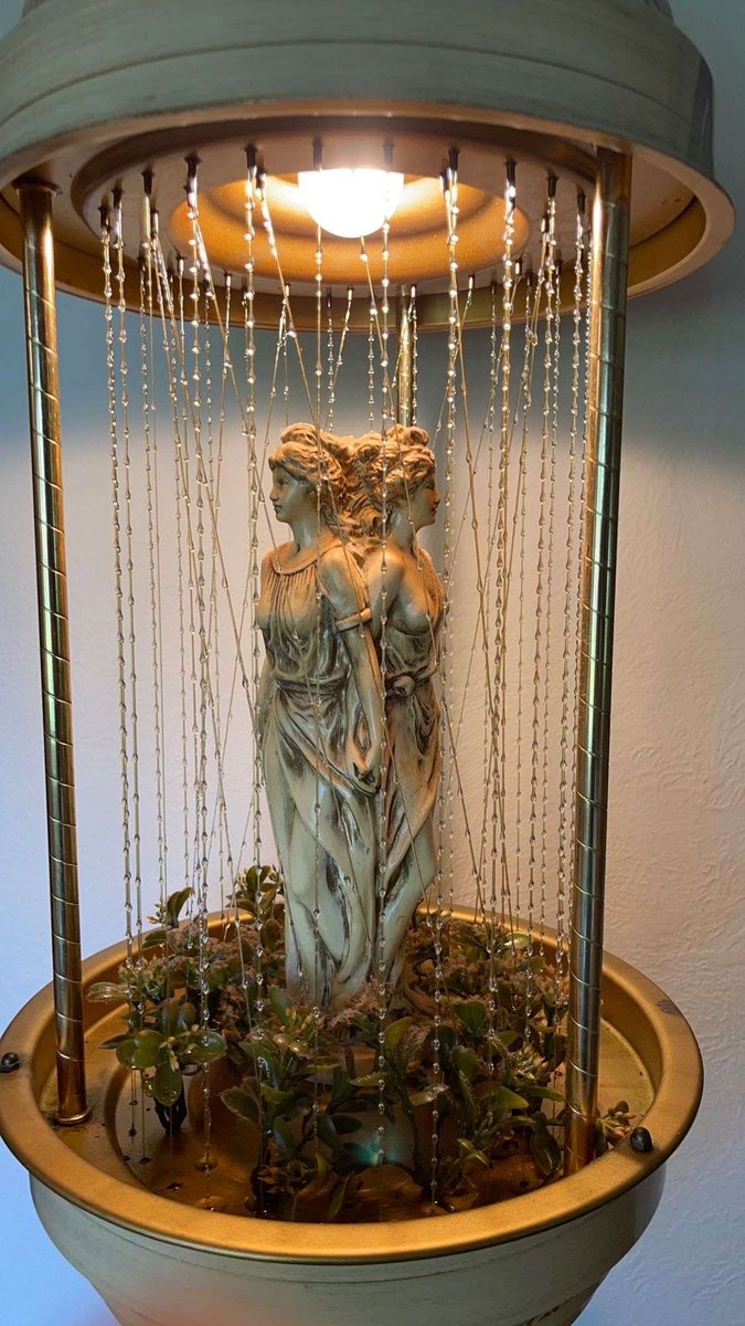 valleydoll's tweet photo. one of those late 60s-early 70s oil rain lamps hung in the background would really complete the look amirite https://t.co/dPgW61s3aO