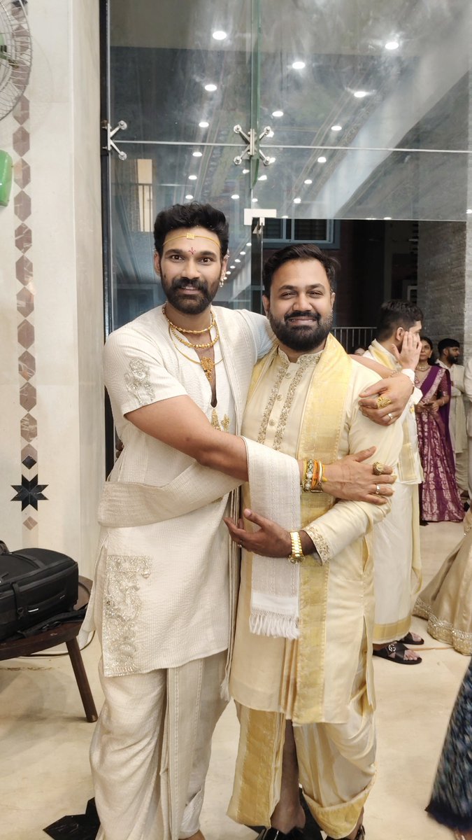 PolamReddyOffl's tweet image. తిరుమలలో జరిగిన ప్రముఖ సినీ హీరో @BSaiSreenivas గారి వివాహ వేడుకలకు హాజరై, నూతన దంపతులను స్వయంగా కలసి శుభాకాంక్షలు తెలియజేయడం ఎంతో ఆనందంగా అనిపించింది. వారి దాంపత్య జీవితం సుఖసంతోషాలతో నిండాలని మనస్ఫూర్తిగా కోరుకుంటున్నాను.

#WeddingWishes #BellamkondaSreenivas 
#Blessings