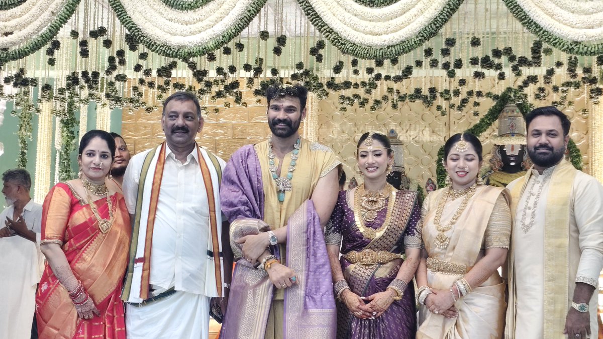 PolamReddyOffl's tweet image. తిరుమలలో జరిగిన ప్రముఖ సినీ హీరో @BSaiSreenivas గారి వివాహ వేడుకలకు హాజరై, నూతన దంపతులను స్వయంగా కలసి శుభాకాంక్షలు తెలియజేయడం ఎంతో ఆనందంగా అనిపించింది. వారి దాంపత్య జీవితం సుఖసంతోషాలతో నిండాలని మనస్ఫూర్తిగా కోరుకుంటున్నాను.

#WeddingWishes #BellamkondaSreenivas 
#Blessings