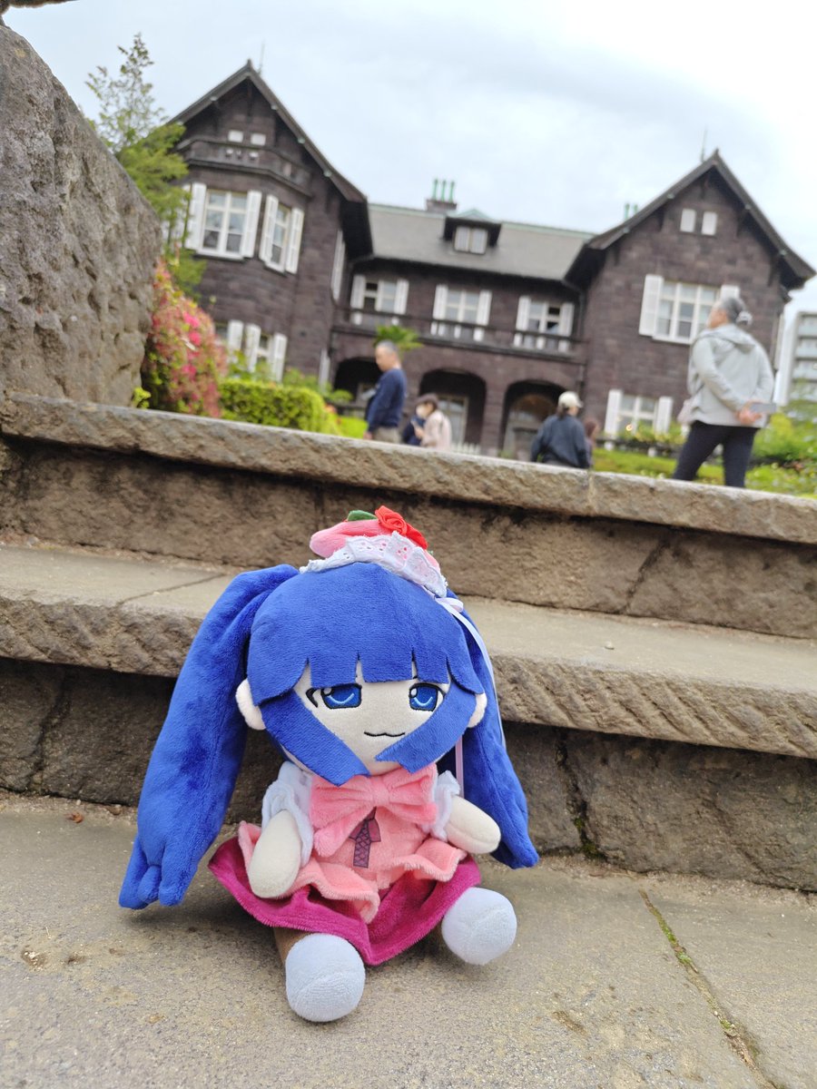 Waltaswag's tweet photo. The Detective has arrived! I can now rest peacefully knowing I got to visit here...

#Umineko #WhenTheyCry #07thexpansion #erikafurudo
(plushie by @IesCherries btw !!! very cool!!!) https://t.co/HB0TK2Li48