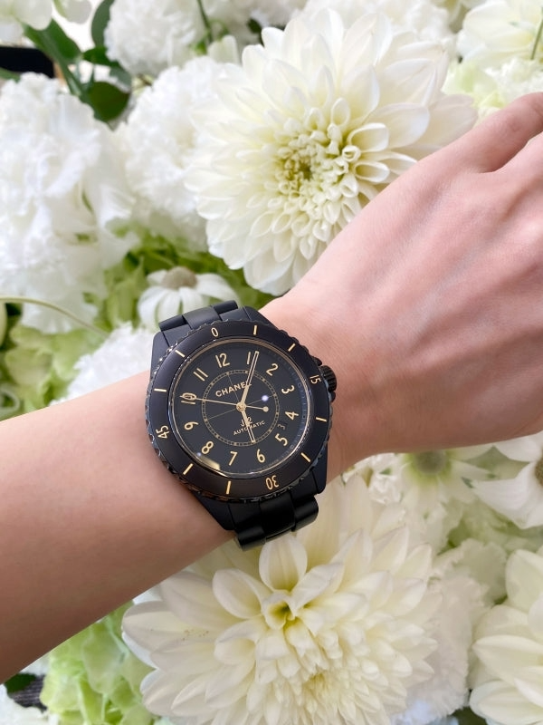 シャネル　ブラックマット　中 艶消しで落ち着いた印象に！シャネル「J12 マットブラック 42mm