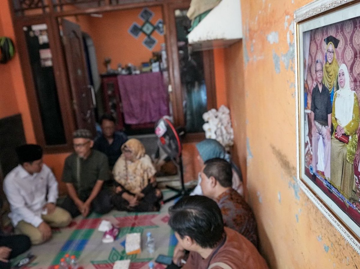 Berkesempatan bertemu keluarga Nur Aini di kediaman di Bekasi, seorang perempuan berdedikasi yang menjadi korban jiwa saat pulang bekerja dalam tragedi kecelakaan KRL di Stasiun Bekasi Timur hari Senin lalu. 

Duka dan belasungkawa yang mendalam juga saya sampaikan kepada 15