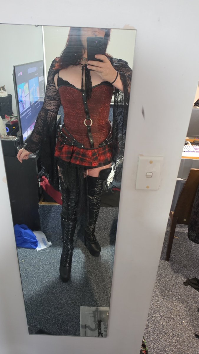 TheEscapedFae's tweet photo. #goth #gothmodel #gothgirlfriend #gothgirl #alternativegirl #altfashion #gothfashion #corset https://t.co/9TjgR3r5vU