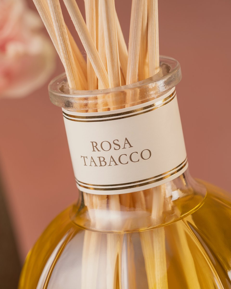 JashanmalBH's tweet image. The delicacy of rose meets the depth of tobacco, creating a warm &amp;amp; sophisticated fragrance.
Rosa Tabacco, available as #diffuser &amp;amp; #candle, enhances moments of daily relaxation &amp;amp; wellbeing — perfect for those who wish to indulge in a slow, regenerating ritual.

#DrVranjes
