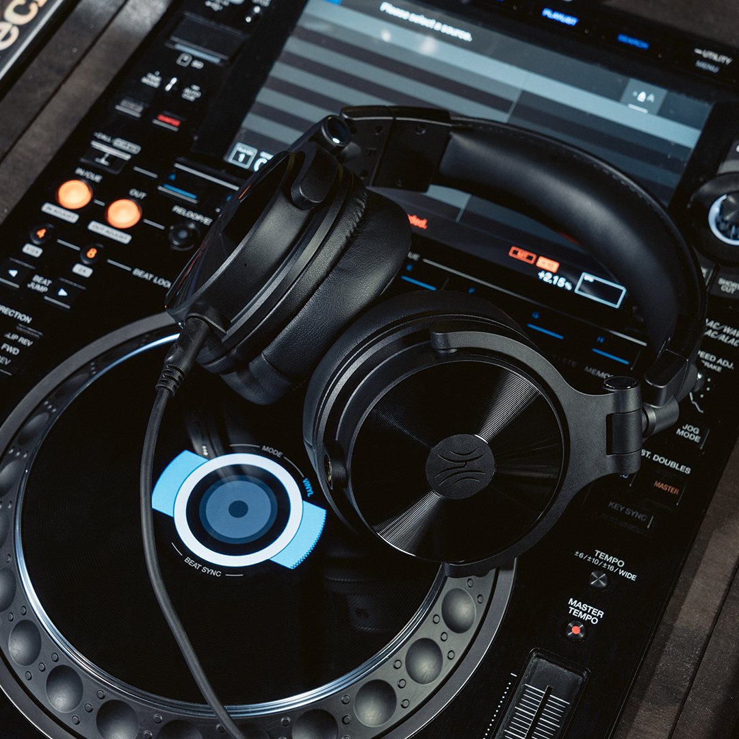 OneOdio_'s tweet photo. Night falls. Music stays.
Studio Max 1 becomes your quiet companion.
-
-
-
#OneOdio #StudioMax1 #Headphones #Music #NightVibes #HiResAudio #ListenInPrivate https://t.co/2WC9f6tW7E