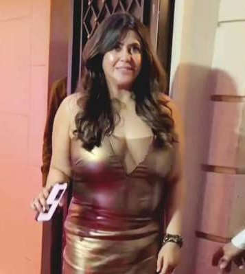 Eisha1099's tweet image. बॉलीवुड में कोई नहीं पीता दारू.....

एकता कपूर एक इंटरव्यू में कहां है कि- बॉलीवुड वाले बहुत झूठ बोलते हैं 

 कोई भी दारू नहीं पीता है वह सब लोग अपने डाइट के हिसाब से खाते पीते है

कोई भी रात तक नहीं जगता है किसी को बुलाओ तो 8:00 बजे के बाद कोई नहीं आता है 

बोलते हैं कि हमको