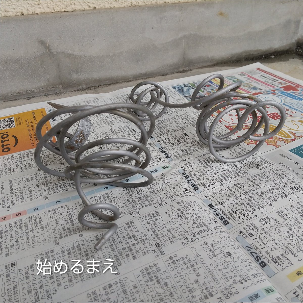 akiko58cham's tweet photo. 錆び付け作業始めました！

希釈した錆び促進剤と水だけのものを各々スプレーボトルに入れて、3日ぐらいかけて吹き掛けながら赤錆が出るのを待ちます。
七転八倒した溶接がなんとか出来た昨日はうれしさ😌反面、こんなに時間がかかるとは～😰と、いろんな気持ちがまぜこぜに。

#鉄アート #tig溶接 https://t.co/ZSQ82Q2221