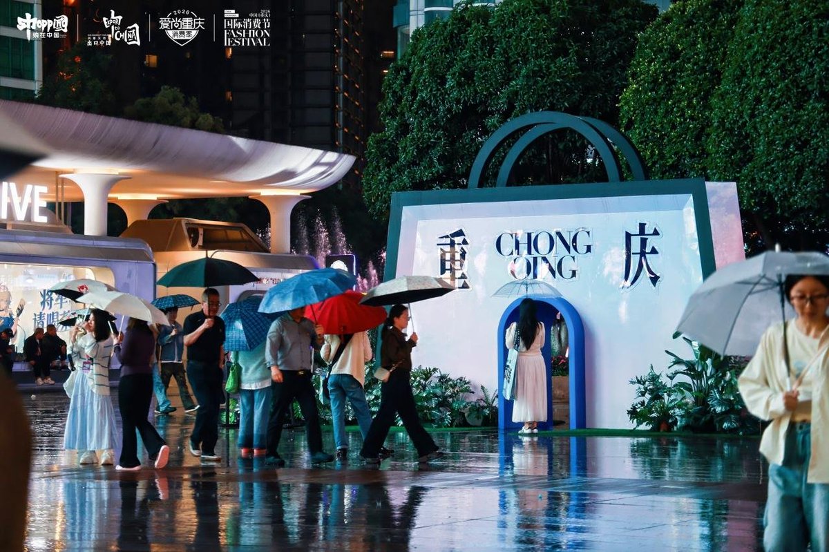 icqspanish's tweet image. #Chongqing destaca como referente de estilo con su Festival Internacional de Consumo. 🚗🤖El evento despliega lanzamientos exclusivos que fusionan el #comercio de vanguardia con experiencias de arte pop, robótica y vehículos inteligentes. #1demayo #consumo