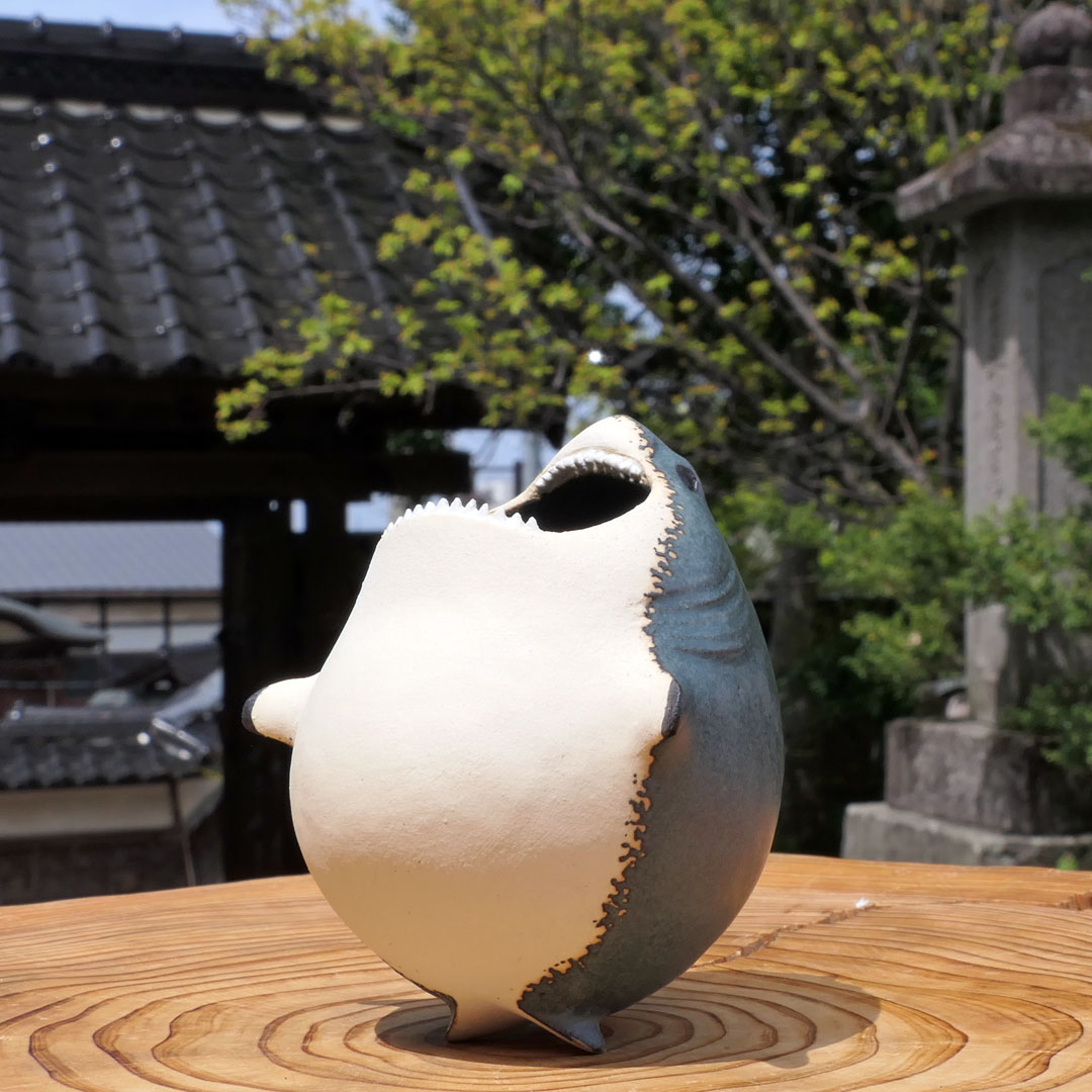 ceramimic2021's tweet image. ホホジロザメ形酒器
#ホホジロザメ #サメ #shark