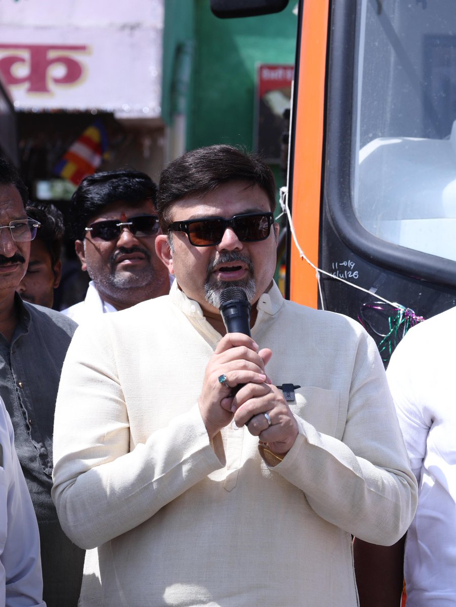 AshishRDeshmukh's tweet image. The inauguration ceremony of five newly inducted “Rajmata Jijau” buses at the MSRTC Saoner Depot, along with the launch of a Water Chiller Machine service by the Majhi Mauli Foundation.

#inauguration #publictransport 
#saoner 
#drashishdeshmukh