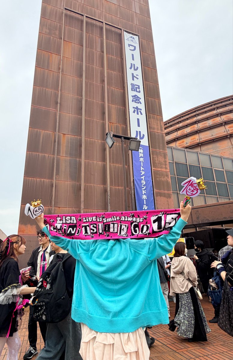 ayatsurupon's tweet photo. 昨日は北海道から来てた弟達とLiSAさんとデートしてきた🍓
UNISON SQUARE GARDEN田淵さんが提供してる曲で胸熱なった😢
弟とライブ行く日が来るとは思ってなかった！姉いつも1人やからうれしいよ
爆上げしてきました
#lisa15th #LiSA神戸 https://t.co/WWnIWgzgD7