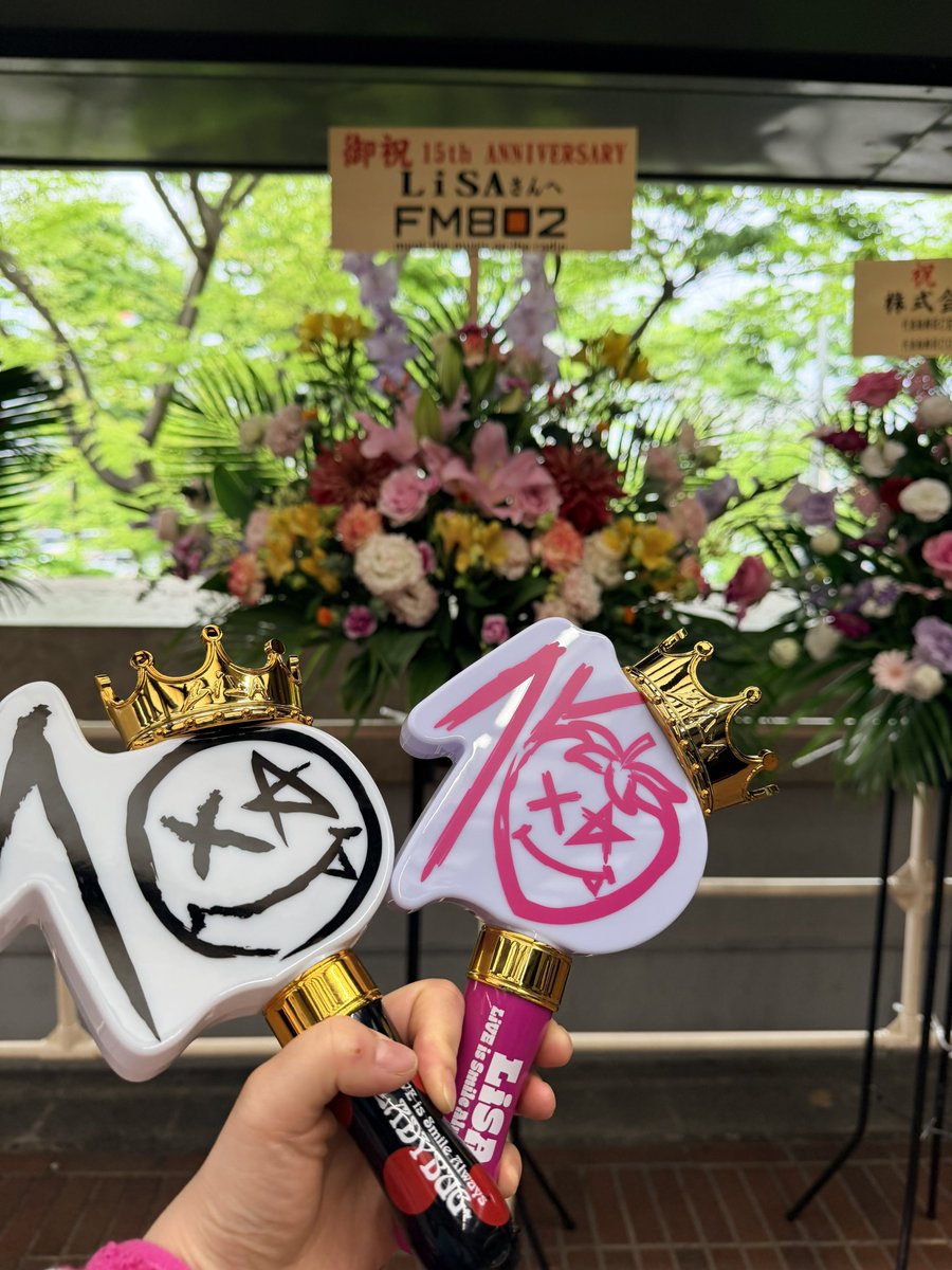 ayatsurupon's tweet photo. 昨日は北海道から来てた弟達とLiSAさんとデートしてきた🍓
UNISON SQUARE GARDEN田淵さんが提供してる曲で胸熱なった😢
弟とライブ行く日が来るとは思ってなかった！姉いつも1人やからうれしいよ
爆上げしてきました
#lisa15th #LiSA神戸 https://t.co/WWnIWgzgD7