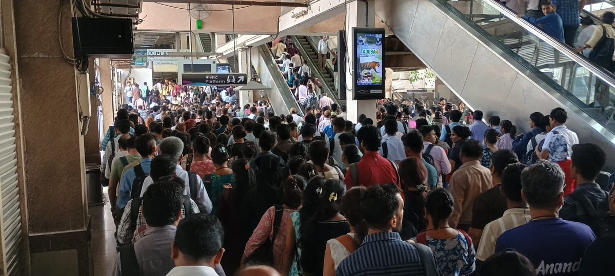 timesofindia's tweet image. #InPics | Mumbai Metro One commuters face delays, overcrowding as post-maintenance speed limits slow trains

Details here 🔗toi.in/H6JQaa
#Mumbai #MumbaiMetro #MumbaiMetroOne #MumbaiNews #train