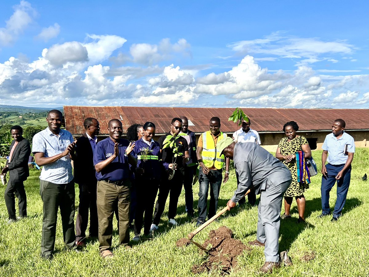 Mglsd_UG's tweet photo. The tree planting exercise under #LabourWeek activities has been successfully completed.
Led by Major (RTD) David Matovu, RDC Buikwe District, the activity was held at Nkoyoyo Boarding Primary School, Matale, ahead of International Labour Day celebrations. https://t.co/KojjNto7m8