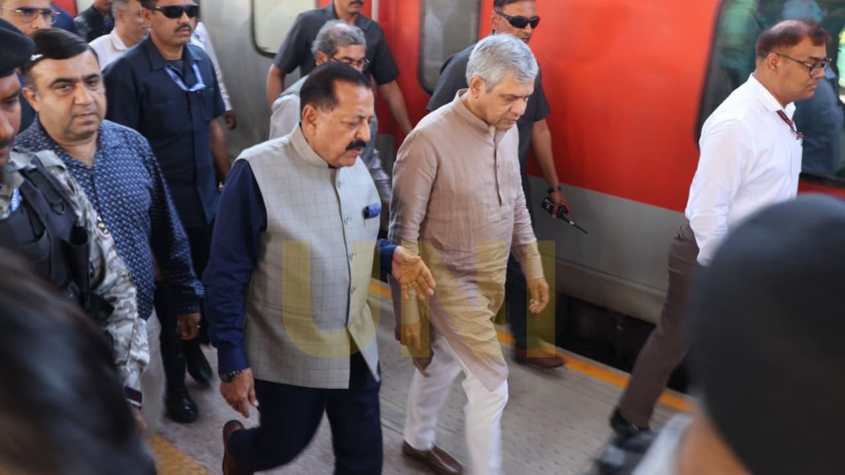 UNI_Photos's tweet image. In Photos | Union Minister for Railways Ashwini Vaishnaw, along with MoS Jitendra Singh, arrived at Jammu Railway Station during the flag-off ceremony of the Jammu–Srinagar Vande Bharat Express train.

📸: Aman Sharma / UNI

@AshwiniVaishnaw | @DrJitendraSingh | #JammuAndKashmir