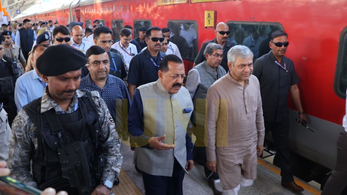 UNI_Photos's tweet image. In Photos | Union Minister for Railways Ashwini Vaishnaw, along with MoS Jitendra Singh, arrived at Jammu Railway Station during the flag-off ceremony of the Jammu–Srinagar Vande Bharat Express train.

📸: Aman Sharma / UNI

@AshwiniVaishnaw | @DrJitendraSingh | #JammuAndKashmir