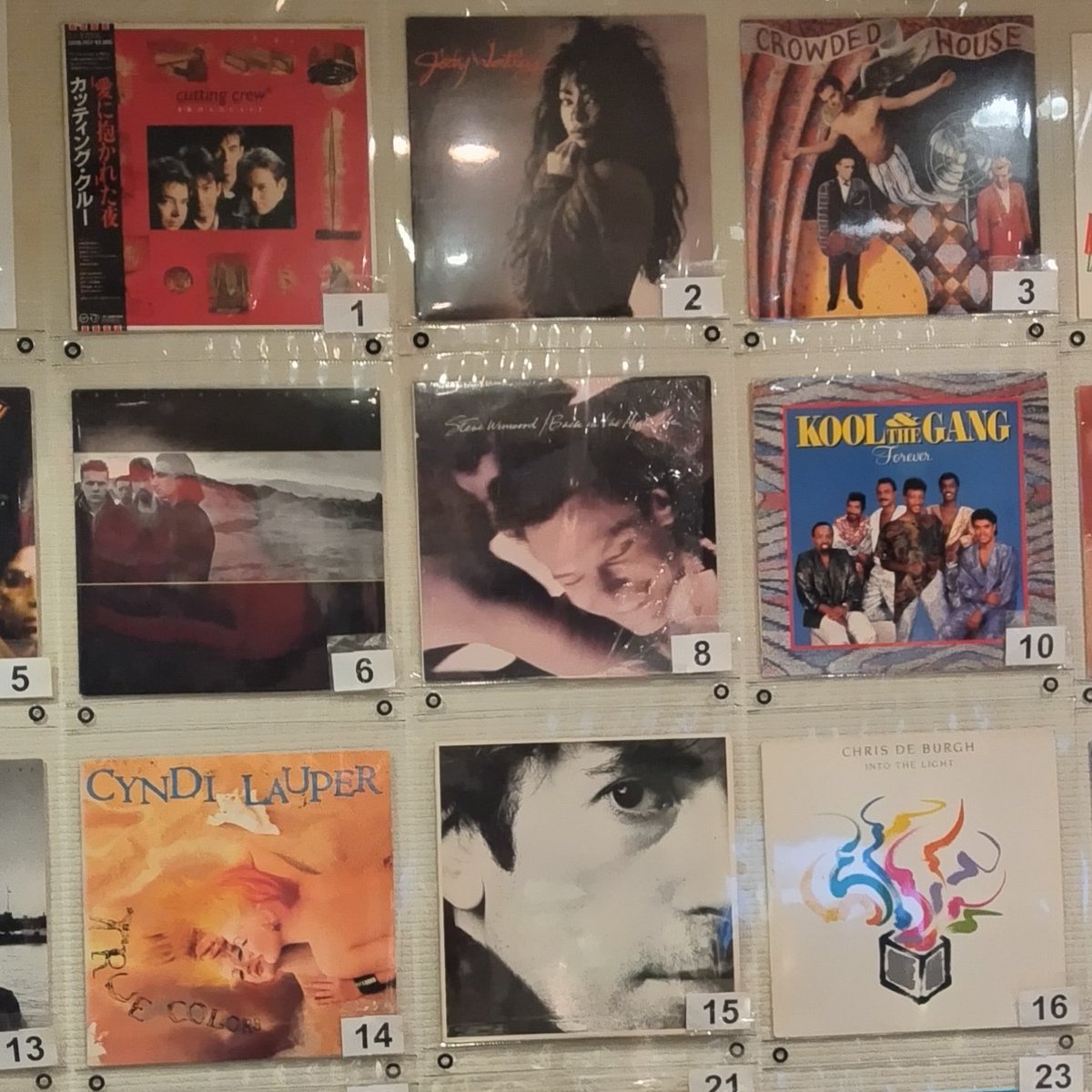 musicbargaffa's tweet image. 今週の店内は、1987年5月2日付ヒットチャートからピックアップしたレコジャケを飾ってます🎵4月最終日となる今夜もガッファは19時オープンです🍻
※GWは5/2まで営業、5/3〜6は休業となります
#billboardhot100 #vinyl #レコードが聴ける店