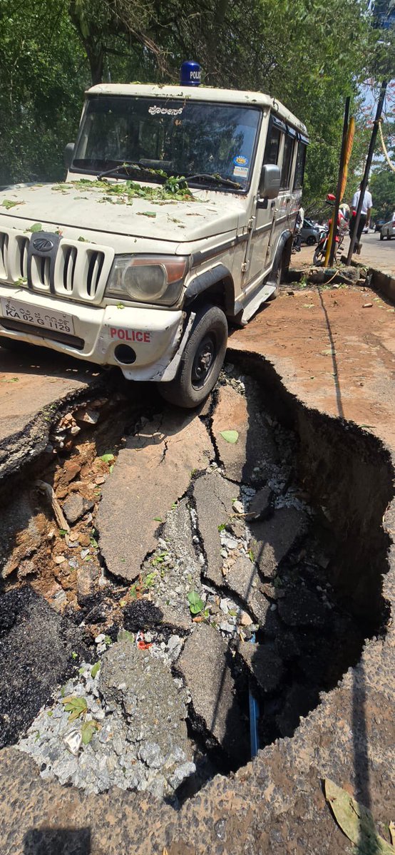 TOIBengaluru's tweet image. #Bengaluru #Rain effect 👇

A pavement in front of MS Building, where  the IAS officers &amp;amp; even Lokayukta officials work from, caved in following heavy rains. 

Why can’t quality of work be good at least in front of govt offices? 

@timesofindia (📷 by TOI Syed Asif)