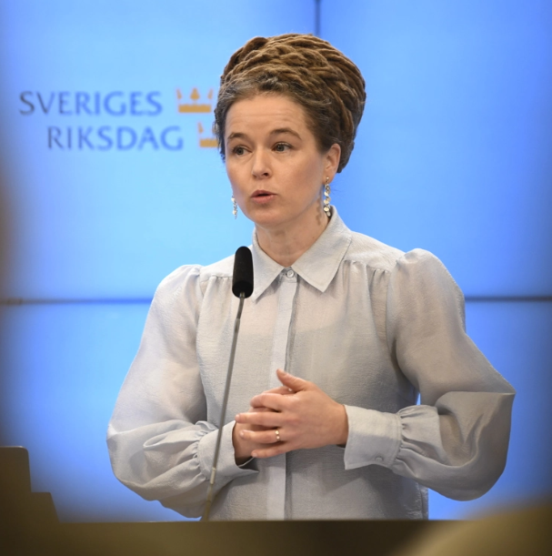 Stort_allvar's tweet image. Miljöpartiet "glänser" som vanligt.
De vill satsa hårt på vindkraft, samtidigt som de vill införa särskild gruvskatt och motarbetar cementindustrin.
Vad behövs för ett enda vindkraftverk?
400 ton stål, mer än ett ton koppar och 2500 ton cement.
Tänkte inte på det....