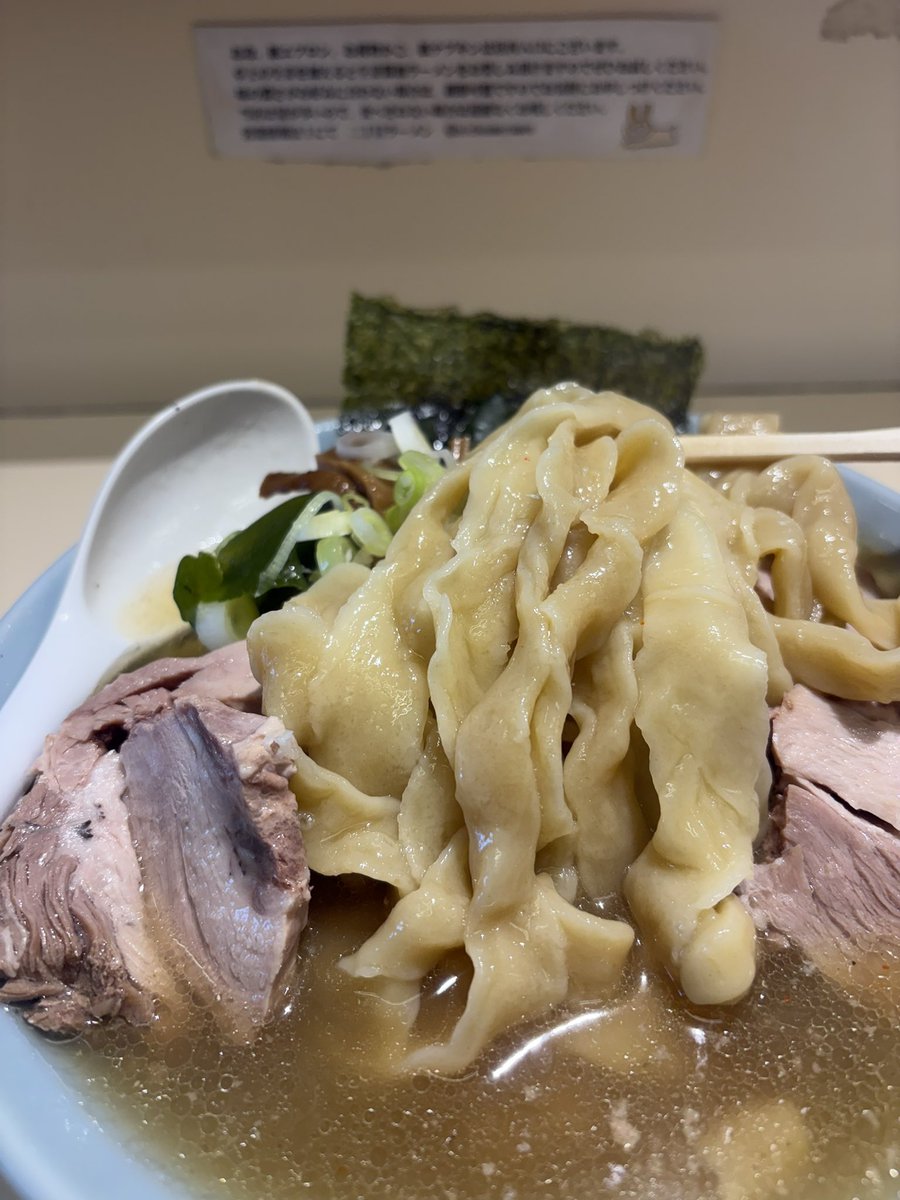 二丁目ラーメン@橋本

塩らーめん
（煮干しベース、極太仕様）

この極太煮干しラーメンは塩がめちゃくちゃ合う。超絶うまい。味変でプラックペッパーを振りかけると、より引き締まって最高。