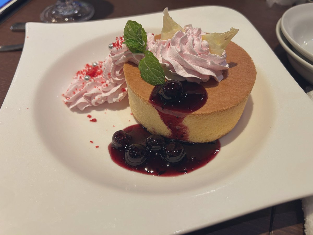 昨日みこちとりょうさんとヒカセン展＆エオカフェ行ってきたあ〜！！！
も〜〜〜めっちゃ泣いたし感動した🥹
タオル持って行くんやで……
個人的に良かったところは、フェオちゃんの新規ボイスがあっておかわりしました🥰
あとエオカフェのパンケーキまじで美味しかったから全ヒカセン食べて！！！！！