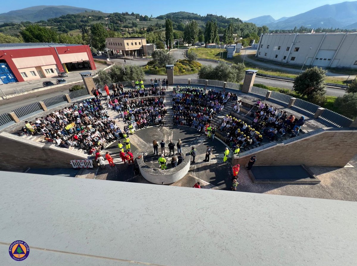 AProciv's tweet photo. Si è concluso il progetto formativo rivolto alle quarte delle Scuole elementari di Foligno, organizzato dal Comune che negli ultimi mesi si è recato nelle scuole insieme ai Volontari del Gruppo Volontari "Città di Foligno" per avvicinare i ragazzi al mondo della #protezionecivile https://t.co/vu6DXHaVHT