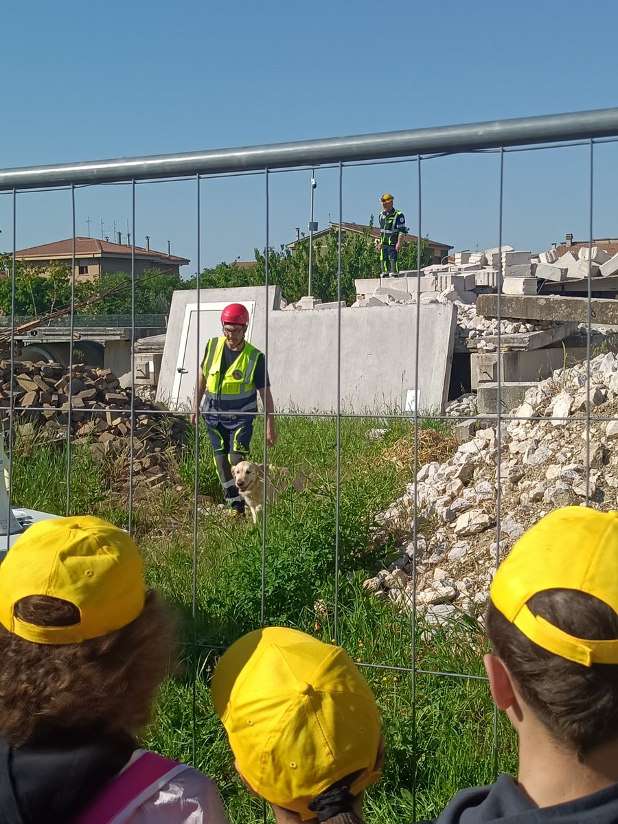 AProciv's tweet photo. Si è concluso il progetto formativo rivolto alle quarte delle Scuole elementari di Foligno, organizzato dal Comune che negli ultimi mesi si è recato nelle scuole insieme ai Volontari del Gruppo Volontari "Città di Foligno" per avvicinare i ragazzi al mondo della #protezionecivile https://t.co/vu6DXHaVHT