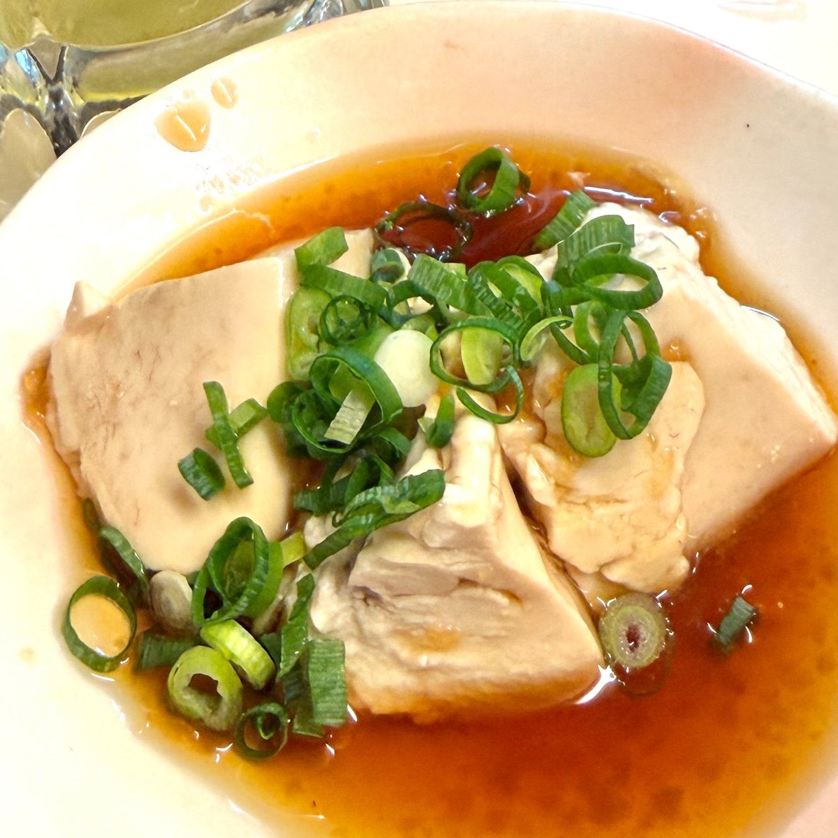 1000bero_net's tweet photo. 刺身300円均一の立ち飲み。

日替りのブリ白子と、馬刺しみたいな鮪のど刺しがうますぎる。キンキンに冷えた生ビールは350円。ここは都会のオアシス。

📍三越前「立飲み 1・2・3」
https://t.co/DGK8zYY0i3 https://t.co/fBWlghrlxs