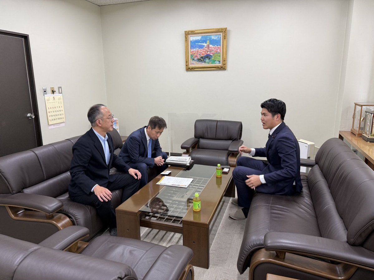 odake_kokumin's tweet photo. 先日国交委員会で取り上げたCCUSの件
建設業界で大きな反響がありました。

本日は、
・石川県建設業協会
・石川県建築組合連合会
・北陸工業新聞社
・ZOOMにて有識者と意見交換

などを行い、CCUSの今後の���題や、建設業界の昨今の資材高騰・資材不足、復興現場の課題などについて私自身も頭の整理をすることが出来ました。

国交委員会の委員ではありませんが、臼木さんにお願いしてドンドン質問に立っていきたいと思います😎

同時に唯一の高専出身衆議院議員として、教育課程からものづくり産業の未来を先取りして作っていきたいと思います。引き続き頑張ります！