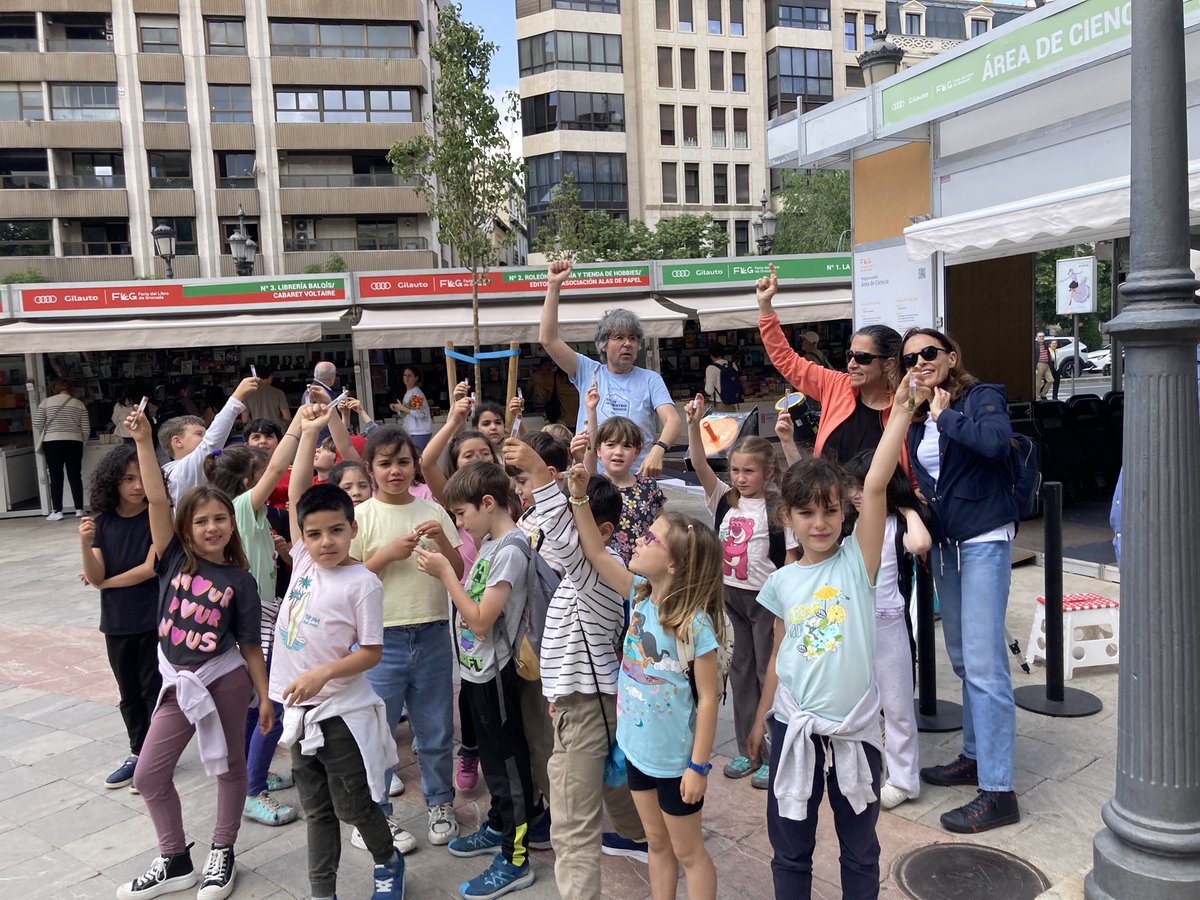mimediacole's tweet photo. Así quedó la canción ayer: “Sol, planetas, asteroides, PANCETA”🪐🥓

😎”De Viaje por el Sol” y “Escuela de Astronautas” en el Área de la Ciencia de la @ferialibrogr. https://t.co/PHHF7h0Iaz