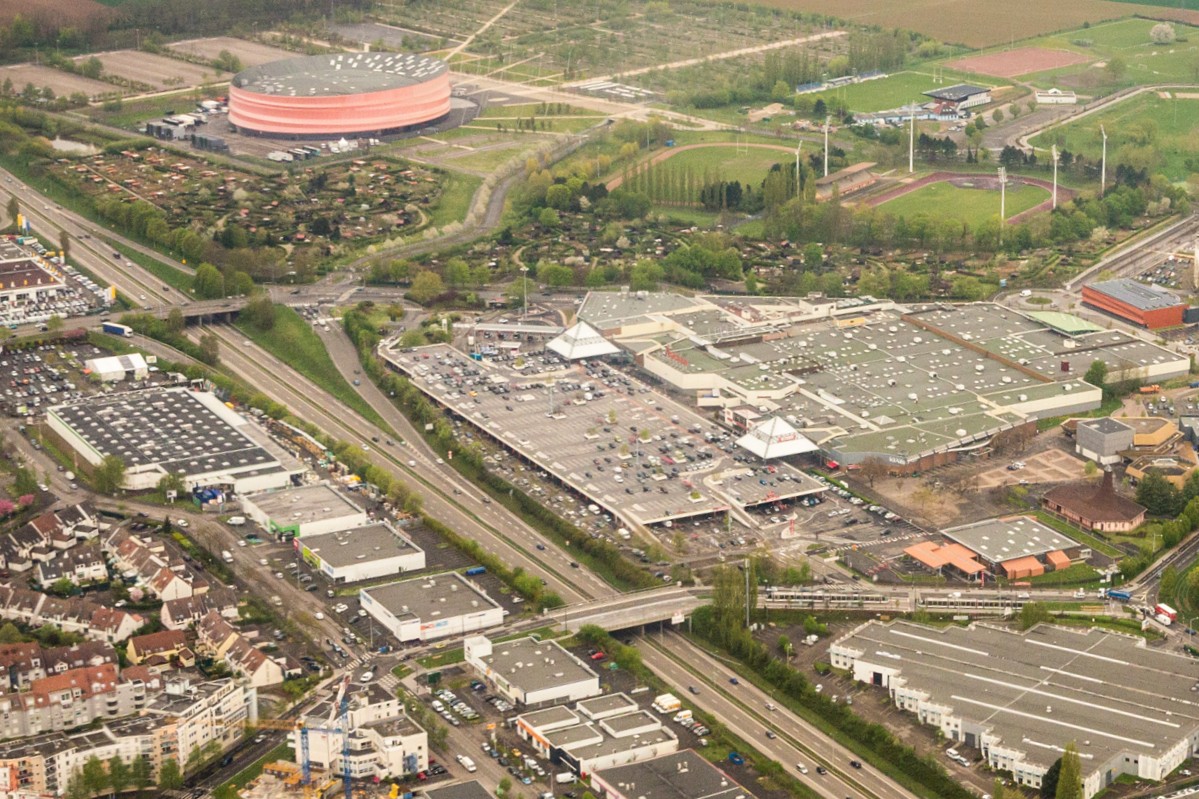 Jtrace_a_stras's tweet photo. Étrange affaire : un magasin en périphérie de Strasbourg, avec parking gratuit et accès direct à l’autoroute, vient de fermer.

Pour les centres-villes, on justifie toute fermeture par "le manque d’accessibilité en voiture"… Mais là, il va bien falloir trouver autre chose, non ? https://t.co/swFKcv8eM5