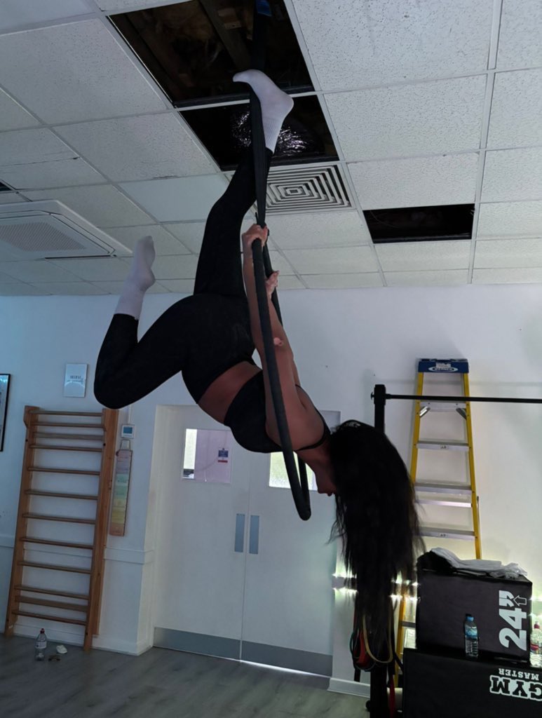 sabrinaj_x's tweet image. I absolutely smashed my hoop class! Doing intermediate level moves in 6 months ✨ #aerialist #fitnessjourney #progression
