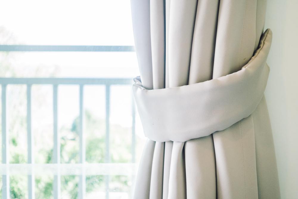 UKEnergySupport's tweet photo. Keep the warmth in! Invest in thermal lined curtains and close them in the evening 🌙 to prevent heat loss by 27%. Save up to £291/year on energy bills. 🏡 #ThermalCurtains #EnergySavings https://t.co/ejnc776hcl