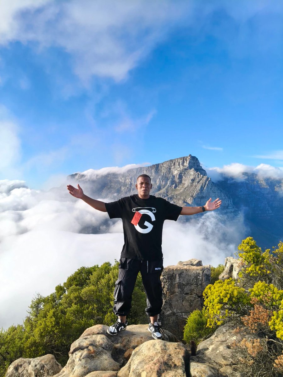 uNgulethu's tweet image. Hiking Lions Head 

#CapeTown