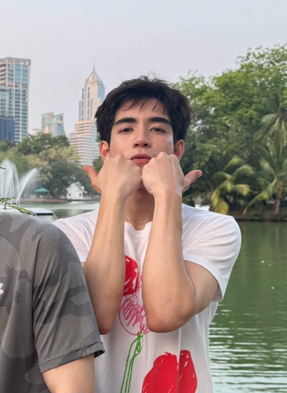 RABBITHOLE95X's tweet image. พี่ไป๊ปกับแสงธรรมชาติทำไมทำไมถ่ายรูปมาแล้วฮีดูเหมือนฝรั่งเหมือนเด็กลูกครึ่งจังว่ะ 🤔

#PIDEmonthapoom
#ไป๊ปนิว #PideNew