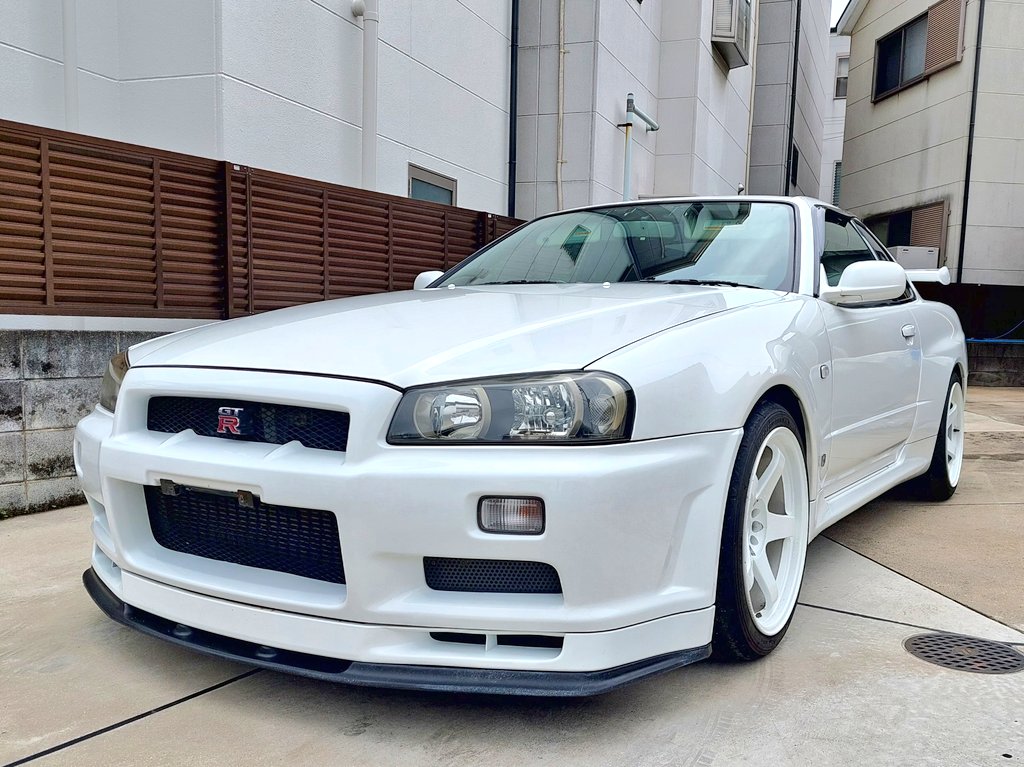 TorakichiMaster's tweet photo. 三日間かけてボディ&amp;ヘッドライト磨いた✨️
ゴキゲンだぜ！
#bnr34
#bnr34Vspec
#nismo
#TorakichiRacing
#深夜光速
#ゴキゲンマシン https://t.co/2YXMrD9BDR