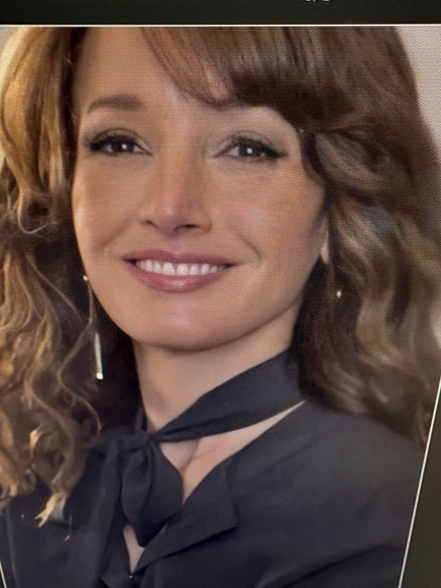 Gorgeous Jennifer Beals no one more beautiful.🩷🩷