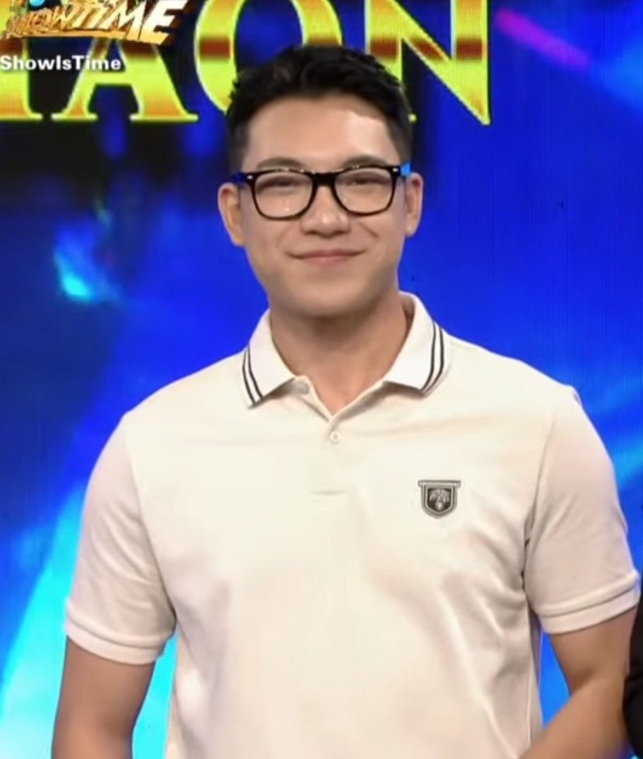 iLoveDarren_24's tweet photo. Bagay na bagay with specs!! Ang freshh at very classy ng datingan ni D!! 🥰✨

#DARREN @Espanto2001
#ShowIsTime https://t.co/AbUhU79dvw