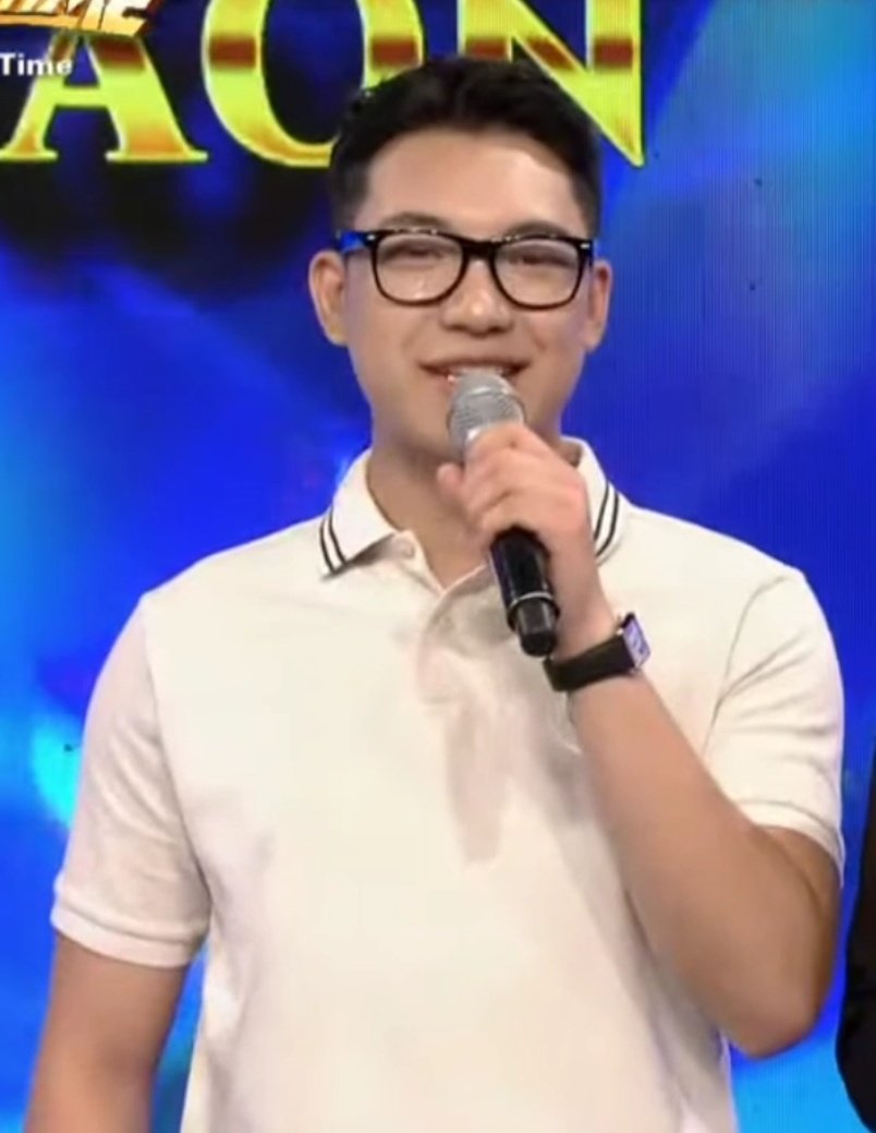 iLoveDarren_24's tweet photo. Bagay na bagay with specs!! Ang freshh at very classy ng datingan ni D!! 🥰✨

#DARREN @Espanto2001
#ShowIsTime https://t.co/AbUhU79dvw